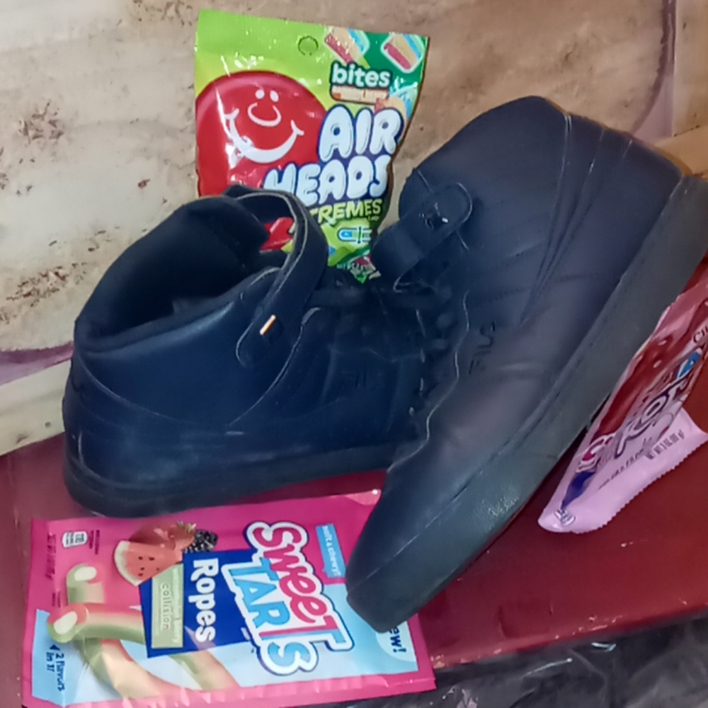 Tennis shoes